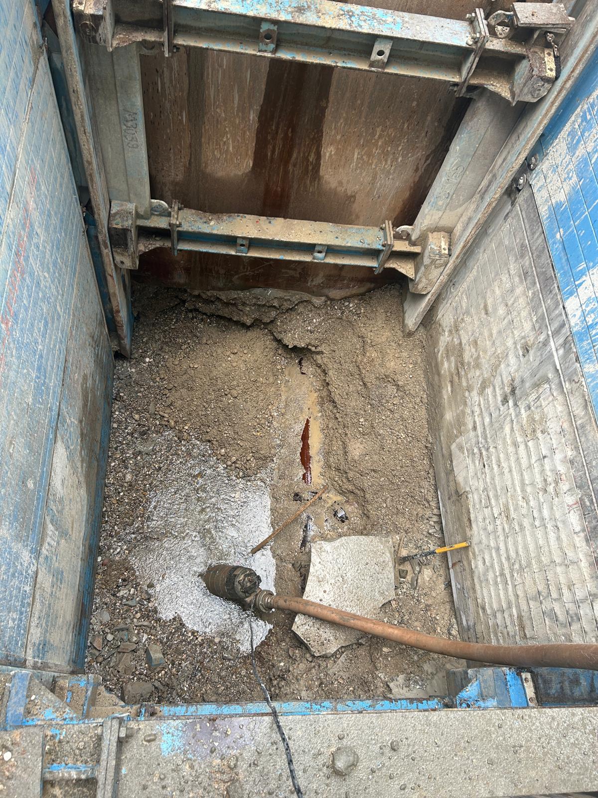 Bestandsleitung freigelegt zum Einbinden ins Bauwerk